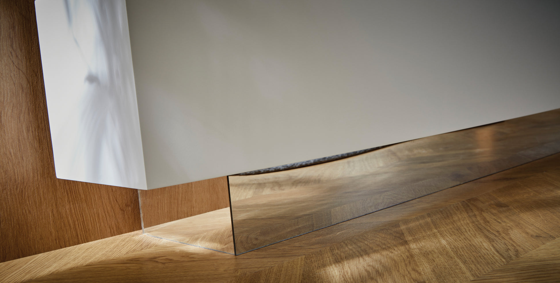 Visto 55" Floor Standing